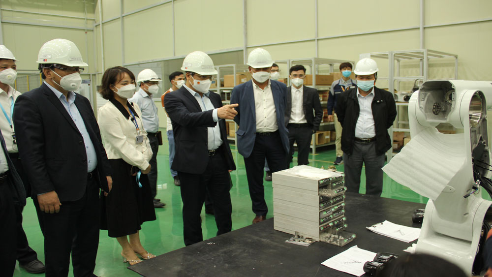 Đồng chí Dương Văn Thái thăm dây chuyền sản xuất robot của Công ty TNHH Seojin Việt Nam.  